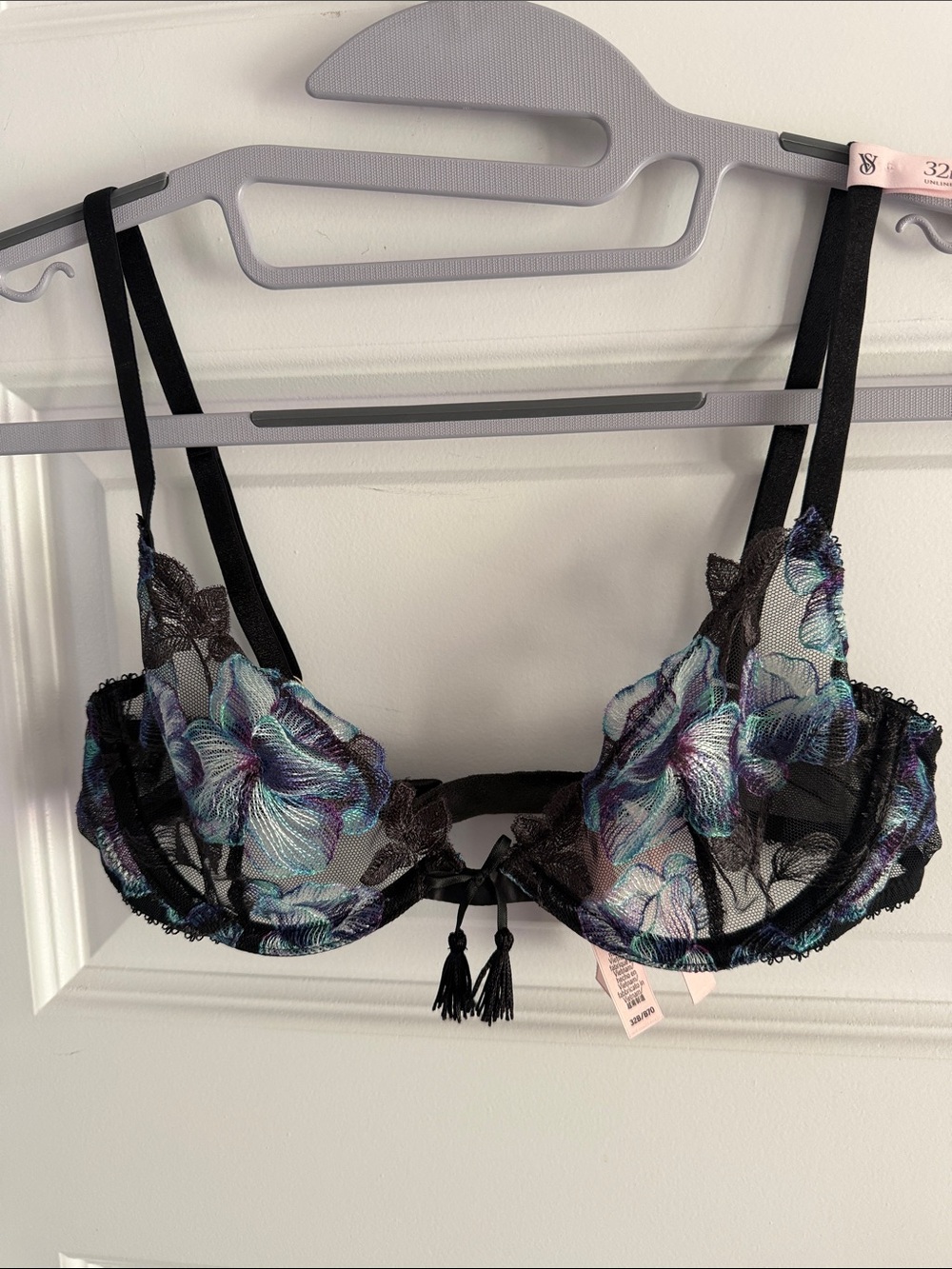 Victoria’s Secret 32B unlined black floral lace bra